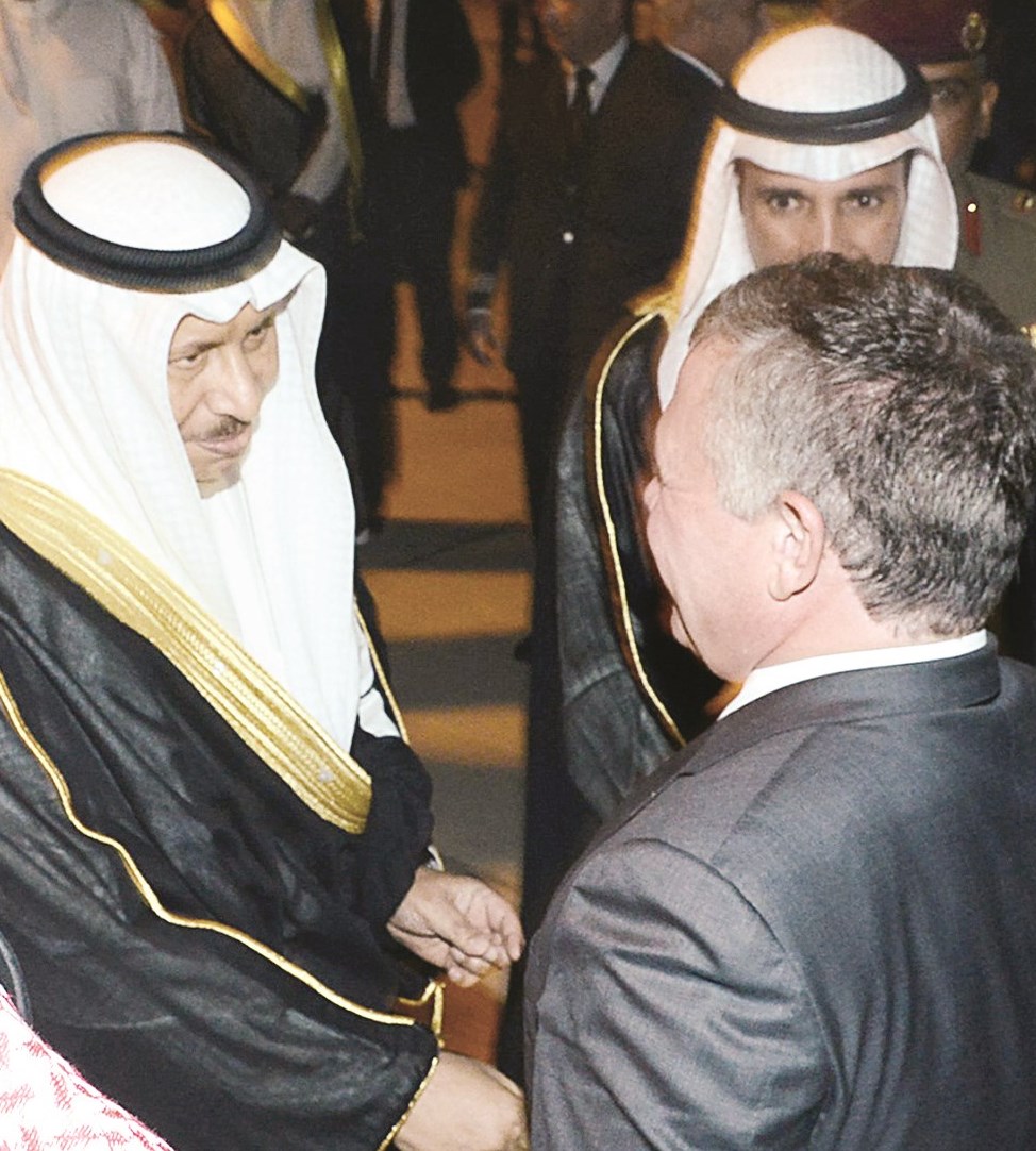 جابر المبارك يصافح الضيف وبدا الغانم