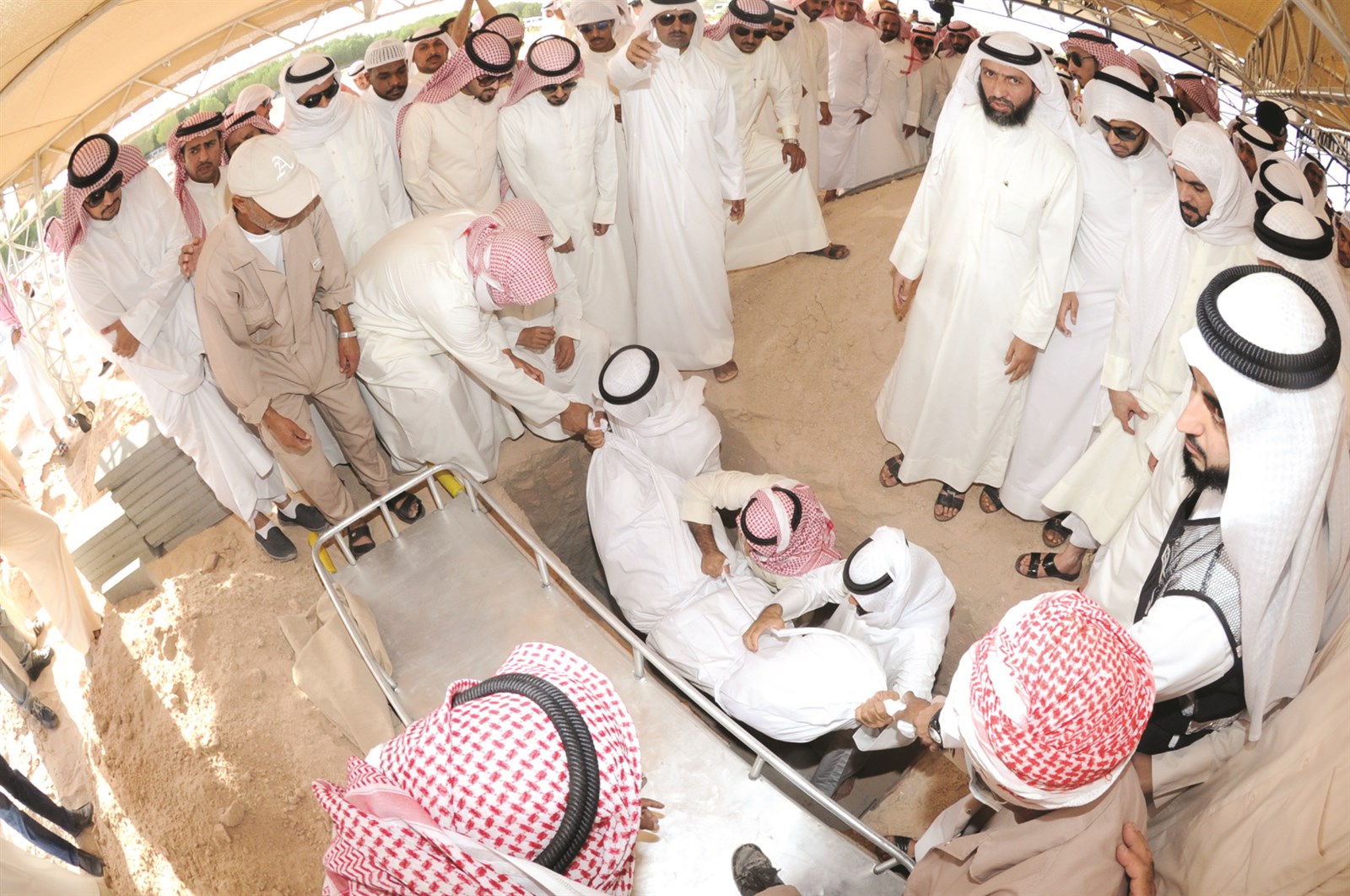 عبدالعزيز إلى مثواه الأخير (تصوير زكريا عطية وجلال معوض)