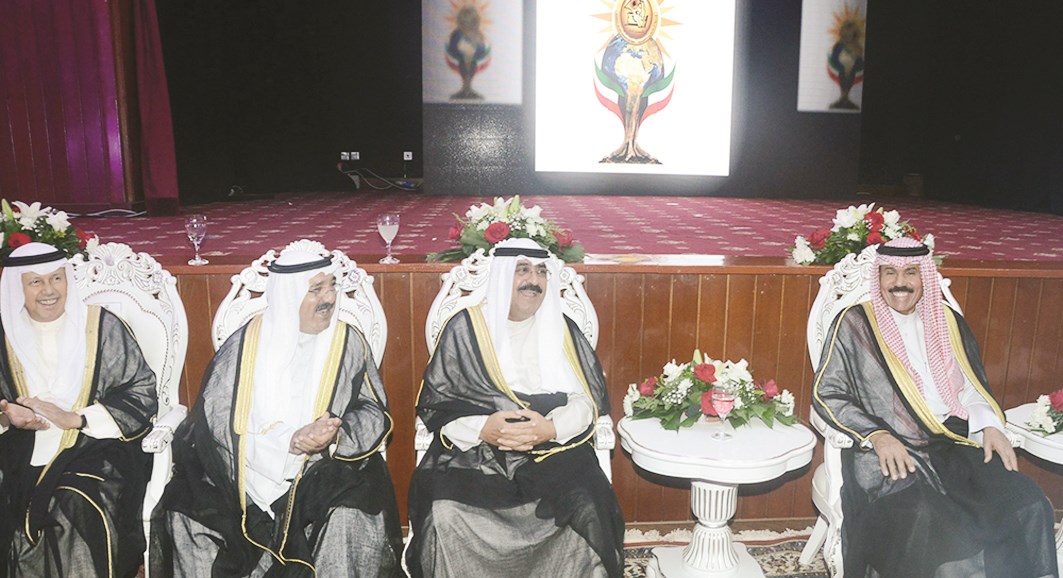 ولي العهد ومشعل الاحمد وناصر صباح الاحمد واحمد فهد الفهد يتابعون احدى الفعاليات في جمعية المكفوفين