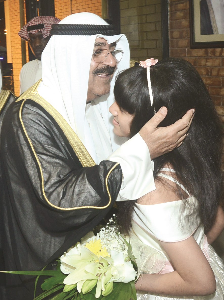 قبلة من مشعل الأحمد لطفلة استقبلته بالورود