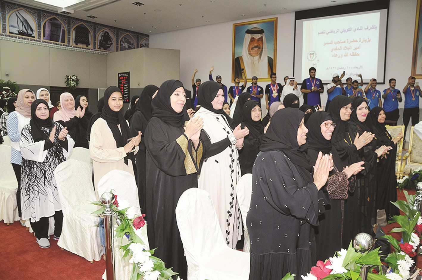 أعضاء نادي الصم والبكم مرحبين بالزوار