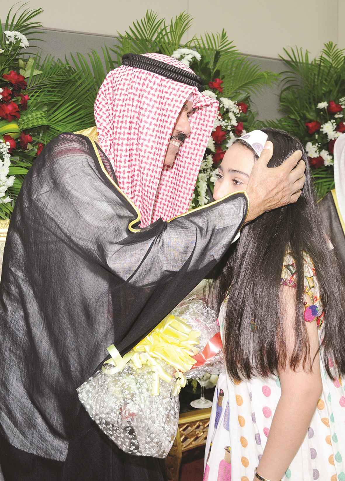 إحدى الزهرات في استقبال سمو ولي العهد بنادي الصم