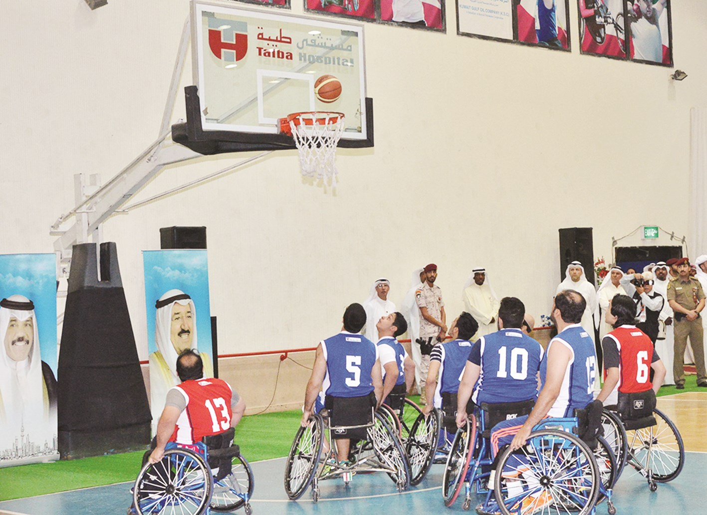 جانب من المباراة الاستعراضية لكرة السلة على الكراسي المتحركة