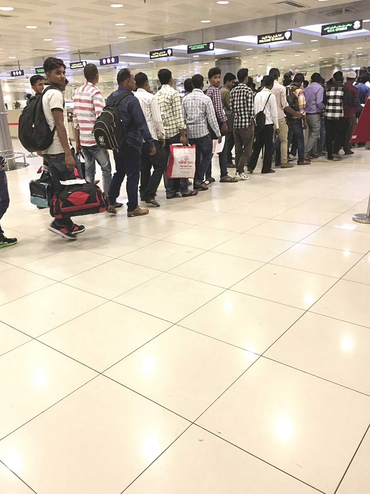 مسافرون ينتظرون الفرج