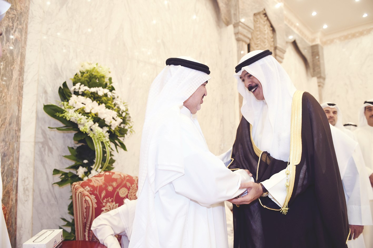 الشيخ محمد الخالد مصافحا الصالح