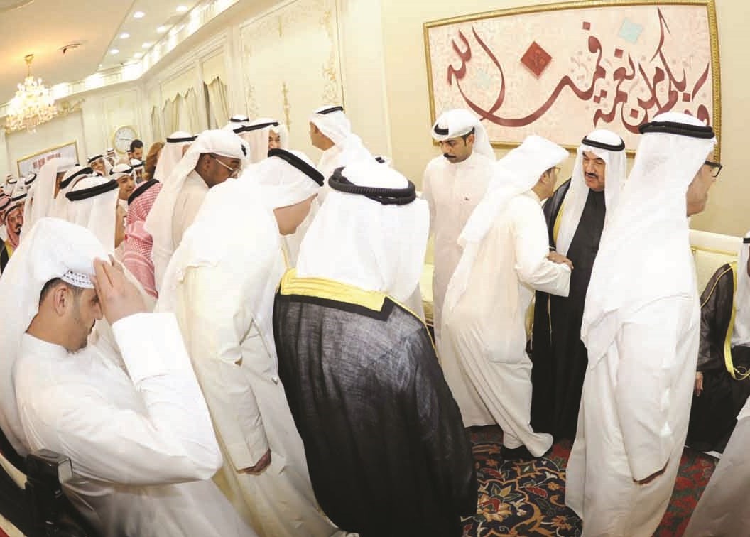 حشود من المهنئين