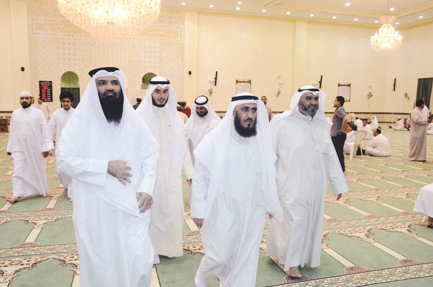 u0639u0645u0627u062fu064a u0648 u0627u0644u0639u0646u0632u064a u0628u0639u062f u0623u062fu0627u0621 u0635u0644u0627u0629 u0627u0644u062au0631u0627u0648u064au062d u0641u064a u0645u0633u062cu062f u0639u0642u0644u0627 u0627u0644u0638u0641u064au0631u064a