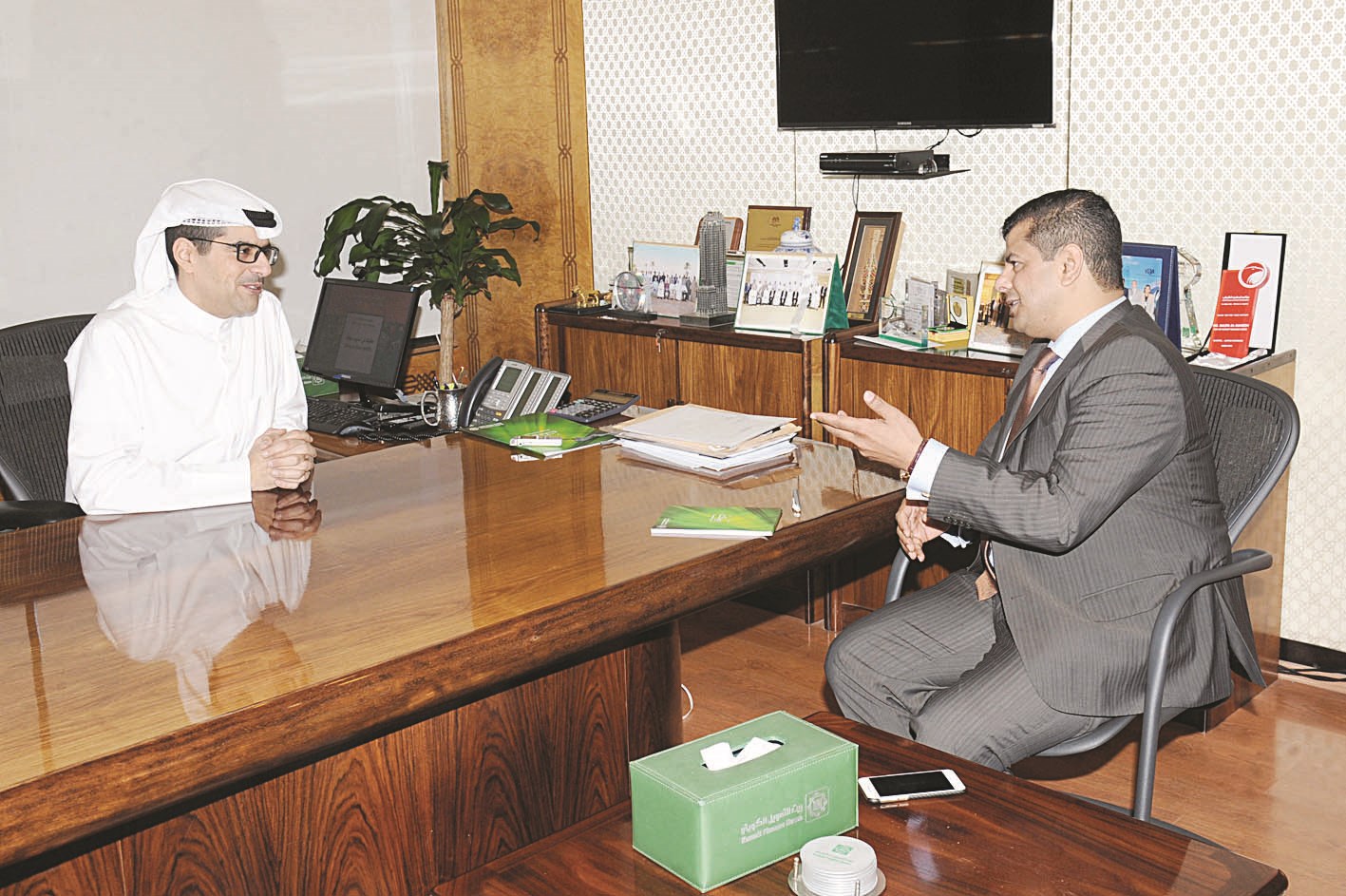 الناهض متحدّثاً للزميل رضا السناري (تصوير كرم ذياب)