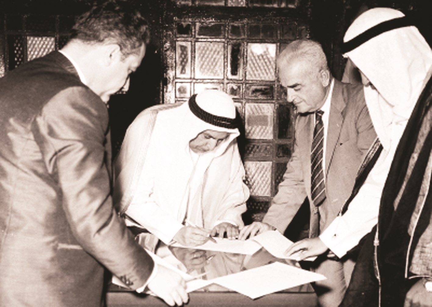 u0627u0644u0645u063au0641u0648u0631 u0644u0647 u0627u0644u0634u064au062e u0639u0628u062fu0627u0644u0644u0647 u0627u0644u0633u0627u0644u0645 u064au0648u0642u0639 u0639u0644u0649 u0648u062bu064au0642u0629 u0627u0633u062au0642u0644u0627u0644 u0627u0644u0643u0648u064au062a u0641u064a 19 u064au0648u0646u064au0648 1961