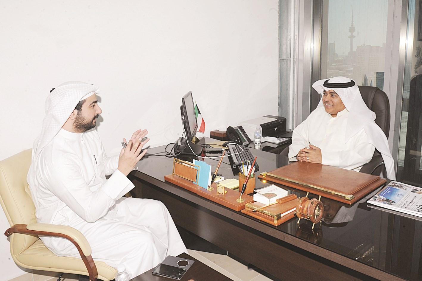 المرزوق متحدثاً إلى الزميل علي الفضلي