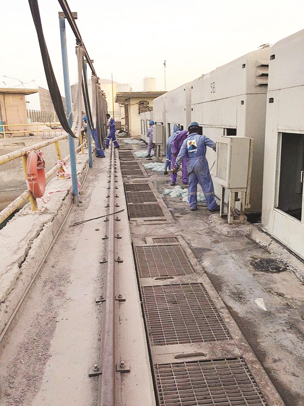 جهود مضنية لإزالة القناديل من المحطتين