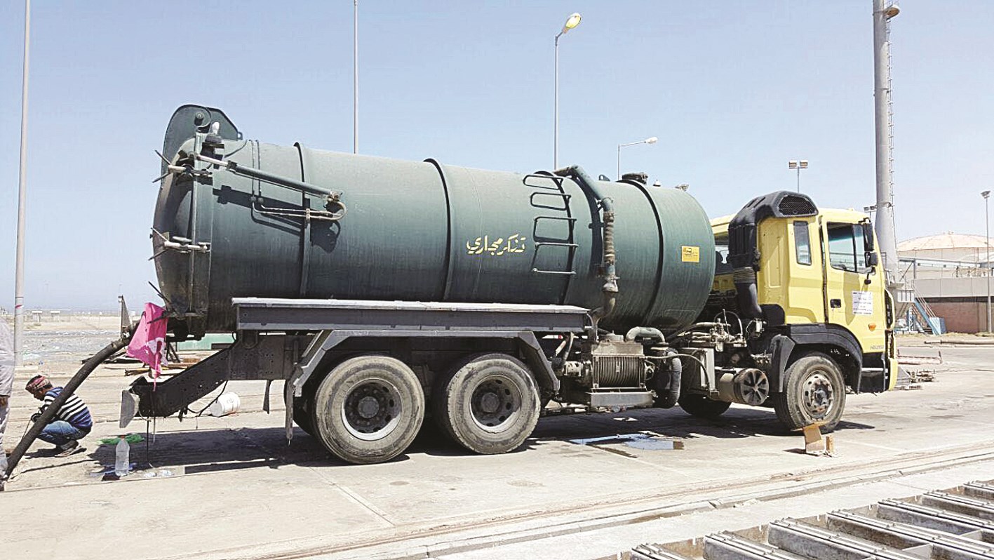 الاستعانة بصهريج لشفط قناديل البحر