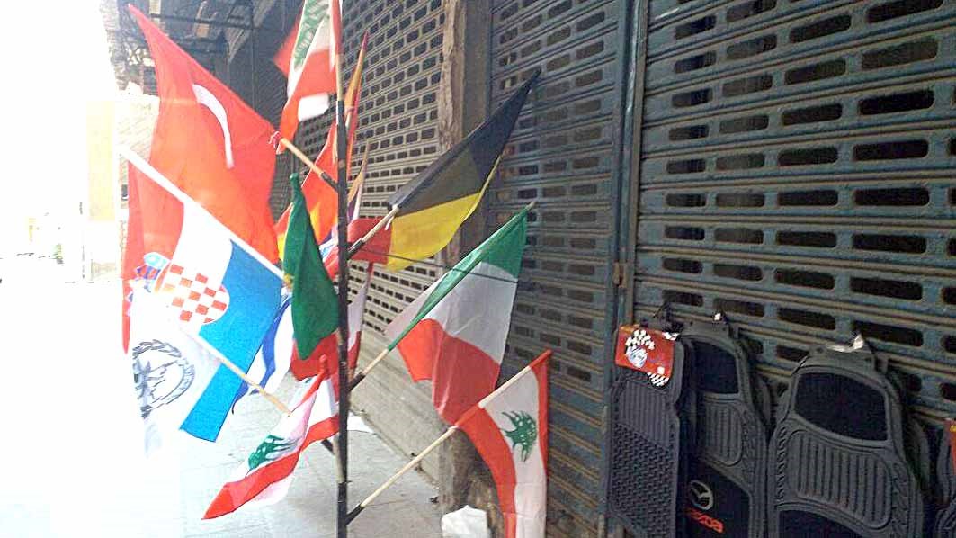 أعلام للبيع... ومَن يشترون قلائل