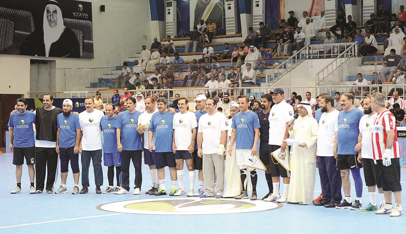 الفريقان في صورة جماعية قبل بداية المباراة