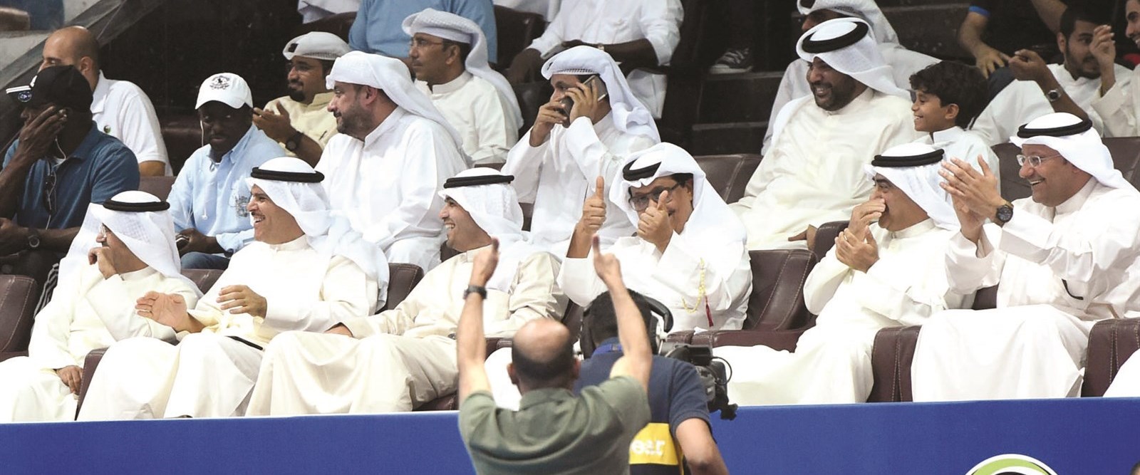 تفاعل بين سمو رئيس الوزراء والفنان طارق العلي أثناء مجريات المباراة وبدا العبيدي والصالح والحمود