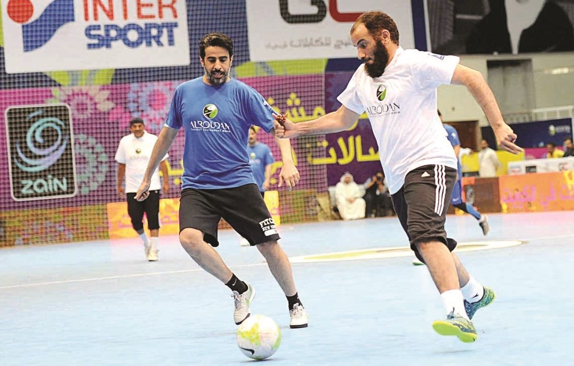 «المفاجأة» علي الخميس يحاول إيقاف نايف العجمي