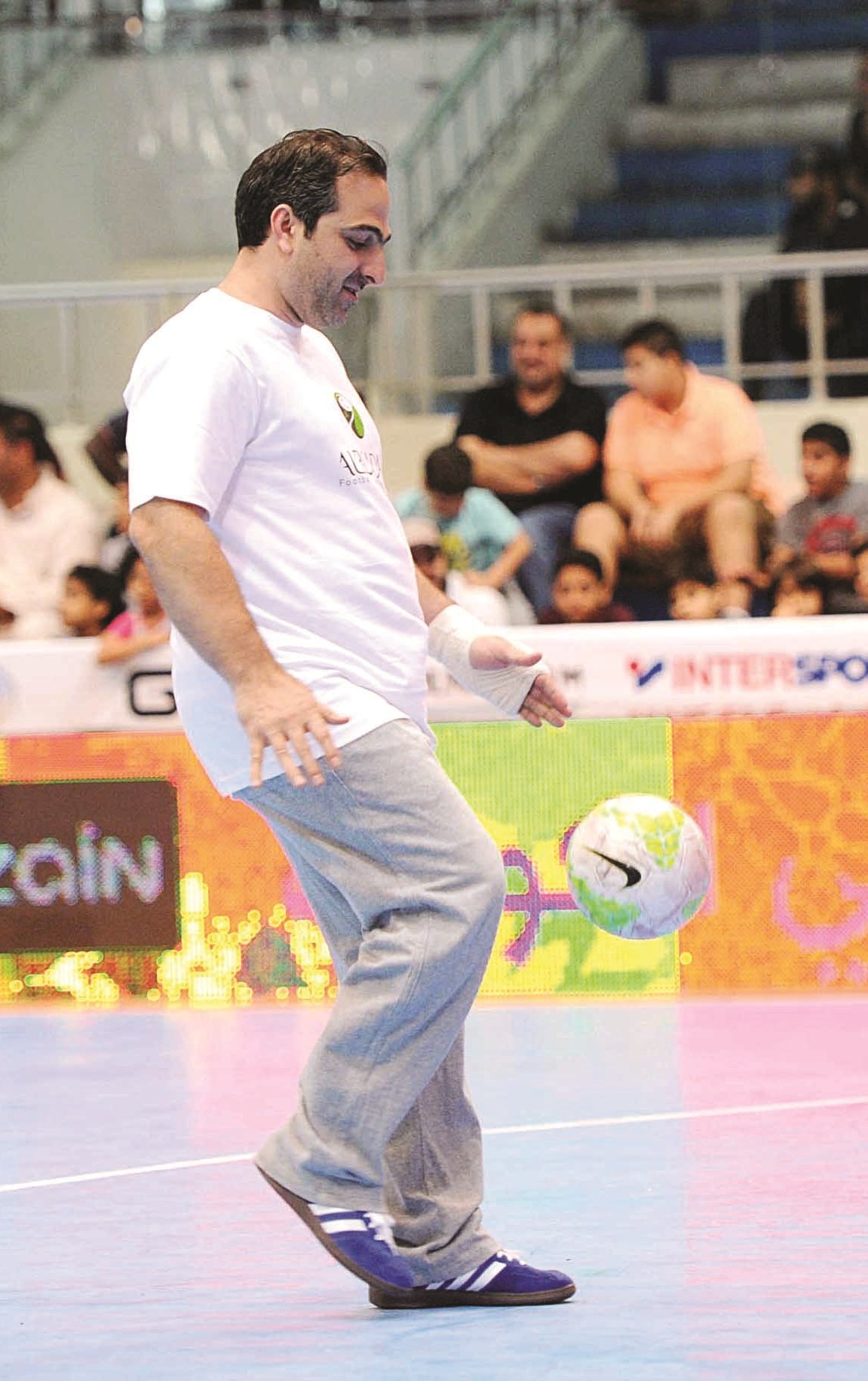 ياسر أبل يداعب الكرة