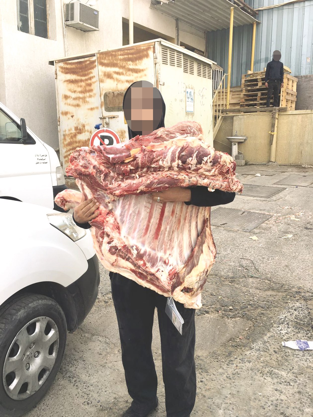 عامل يحمل لحماً مصادراً