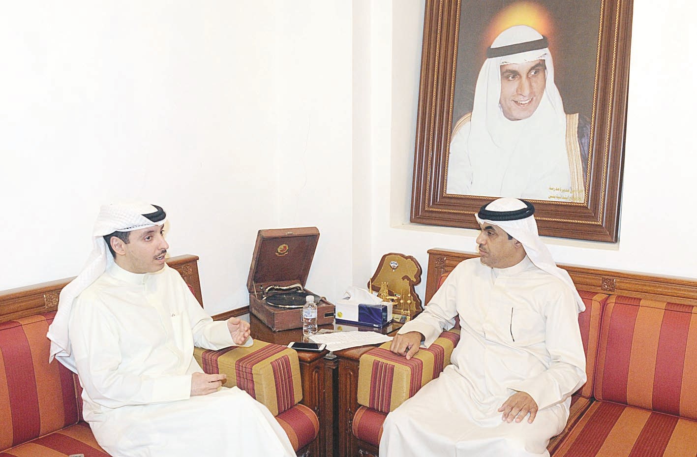 صالح الملا متحدثاً للزميل فرحان الفحيمان (تصوير زكريا عطية )