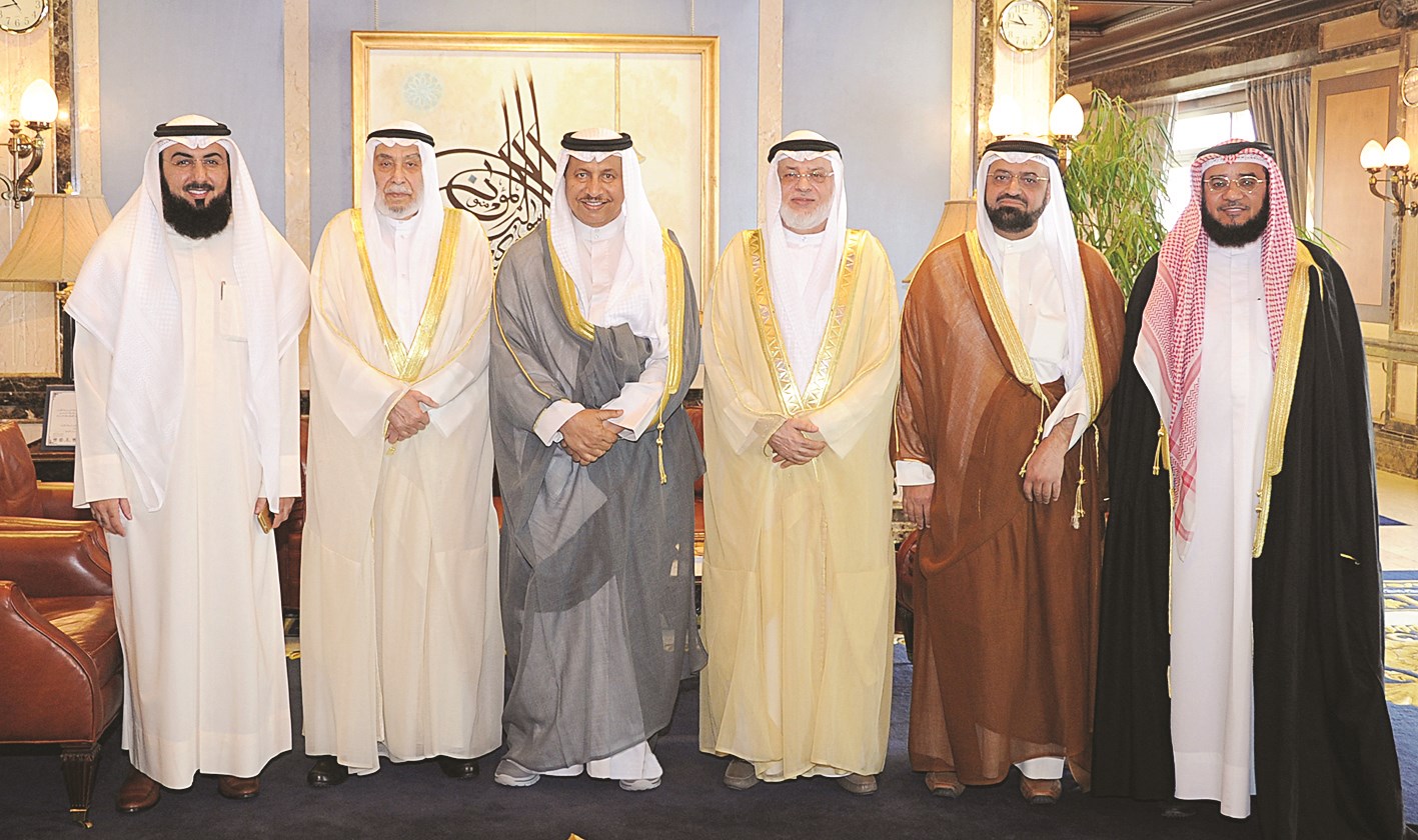 المبارك متوسطاً المذكور وأعضاء في هيئة تدريس كلية الشريعة