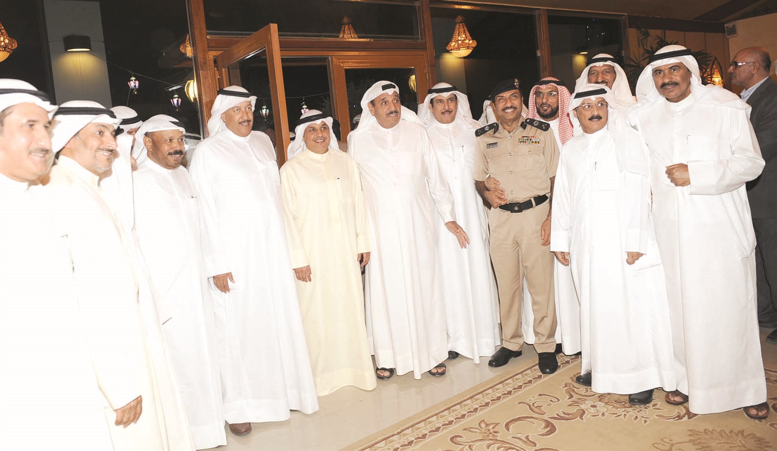 مازن الجراح وأديب السويدان متوسطين عددا من المتقاعدين (تصوير جلال معوض)