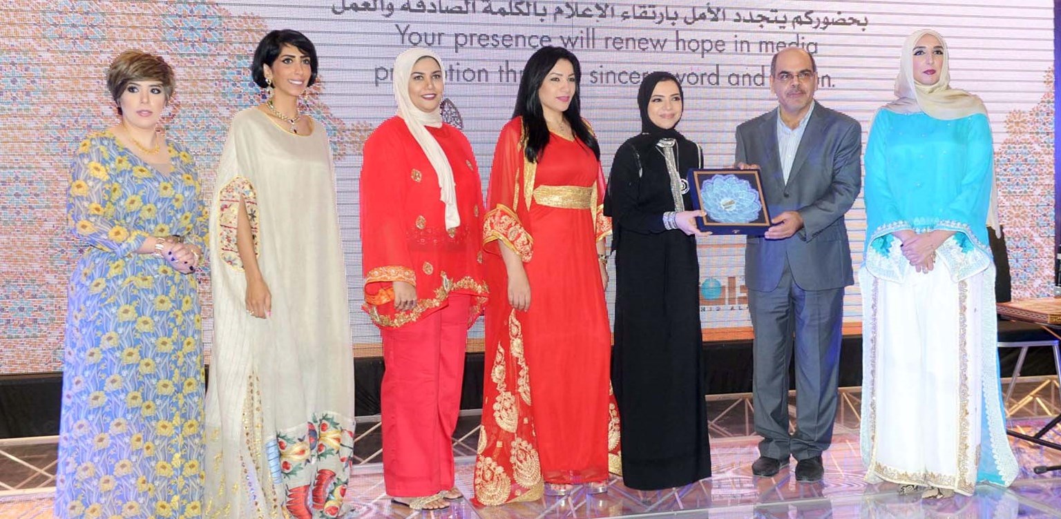 سمير أرشدي مكرماً عضوات الاتحاد       (تصوير زكريا عطية)