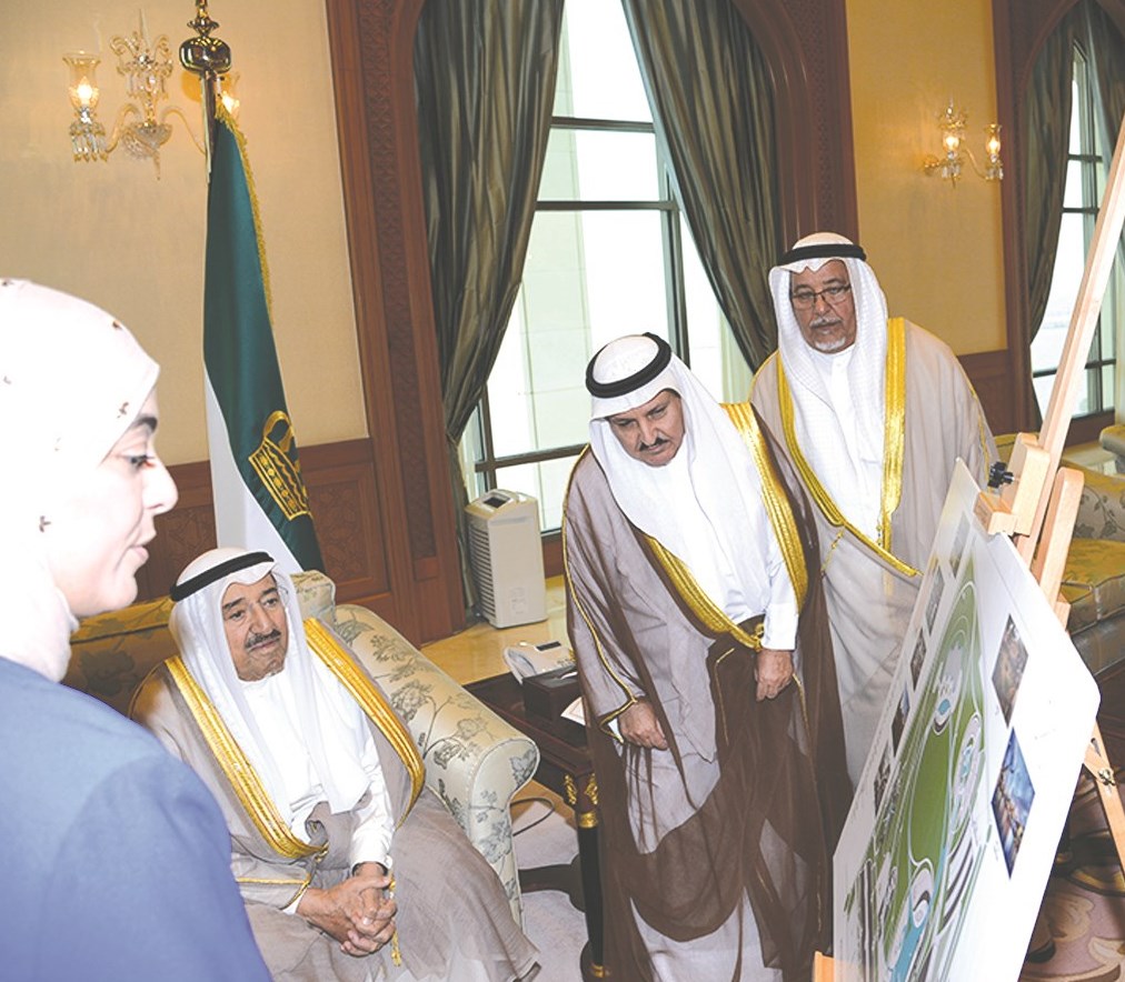 سموه يستمع لشرح عن مشروع منتزه الشيخ نواف الاحمد بمنطقة الوفرة