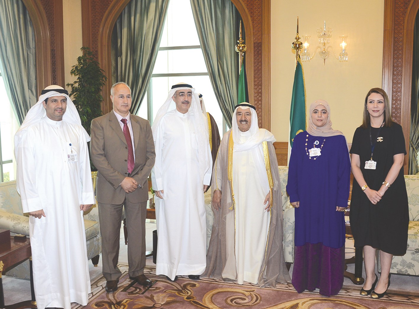 صاحب السمو متوسطاً وفد شركة نفط الكويت