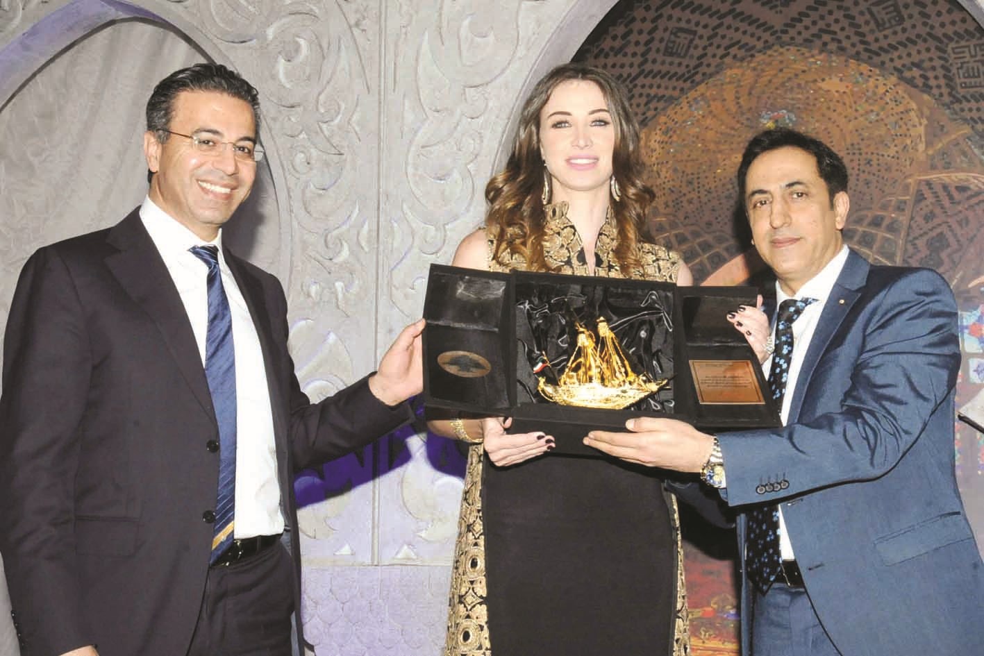 درع تذكارية لماهر الخير من نادر صعب وانابيلا هلال (تصوير كرم ذياب)