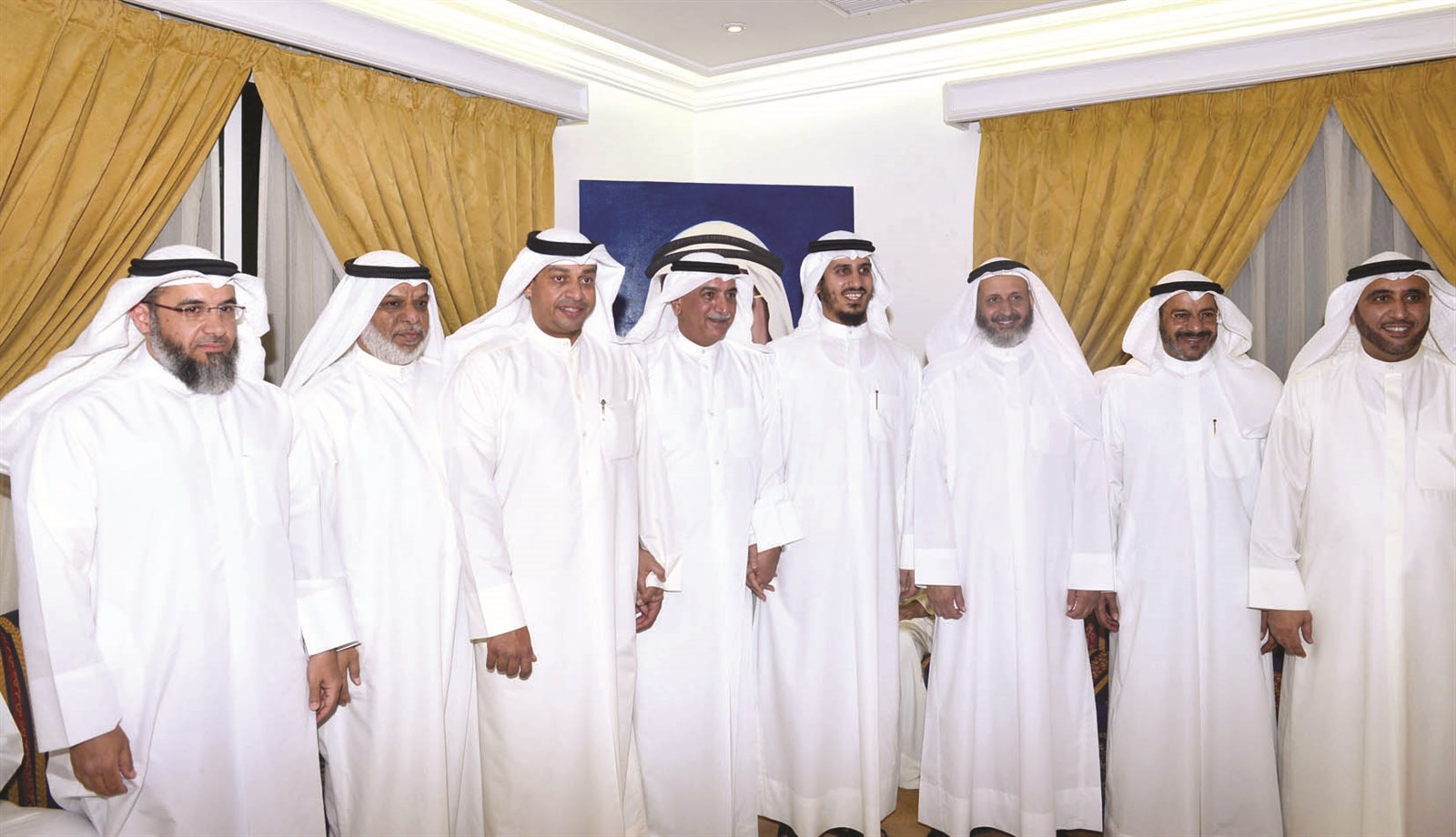 أعضاء «حدس» مع بعض المهنئين