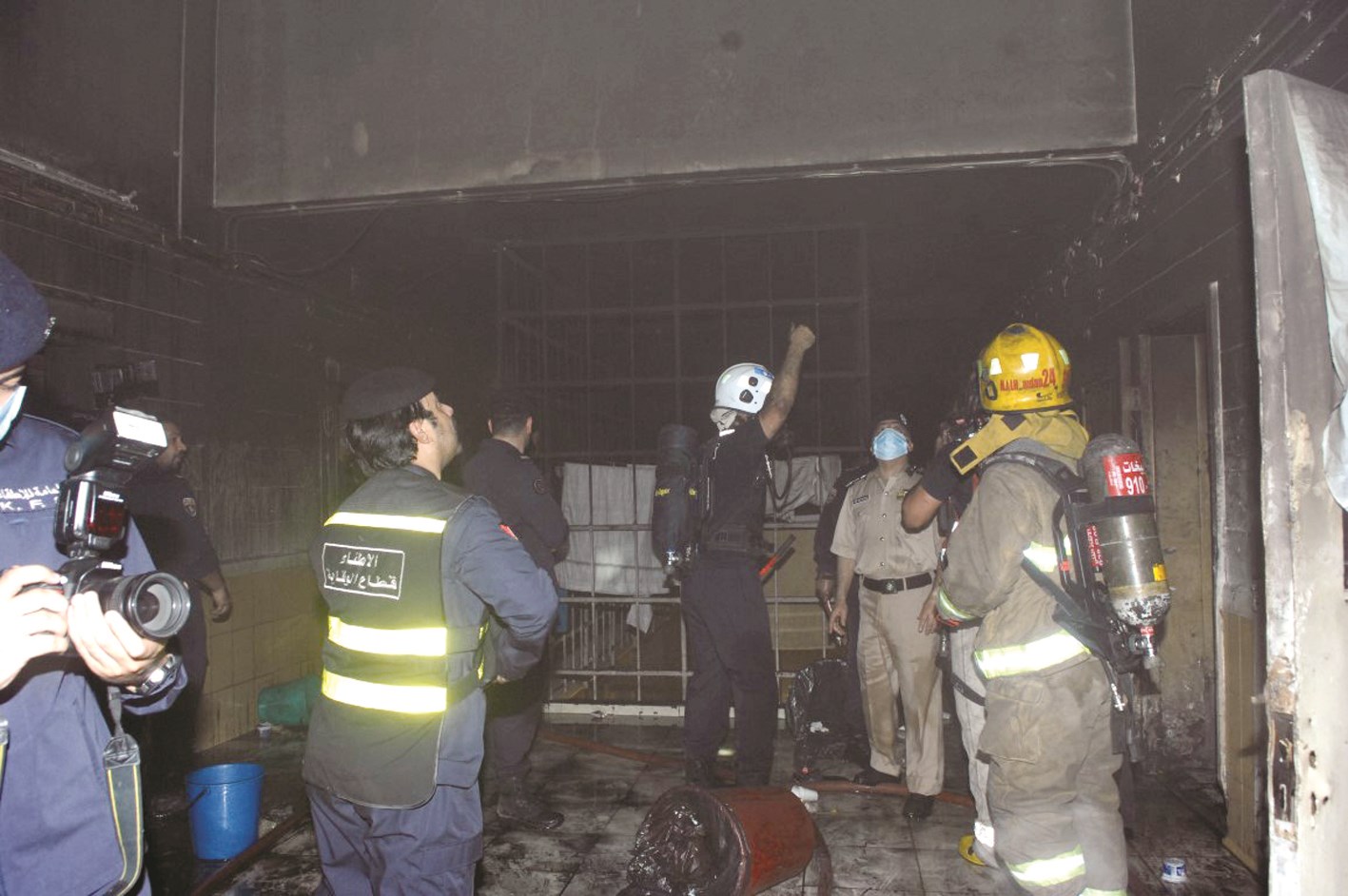 رجال الأمن والإطفاء يعاينون آثار الحريق