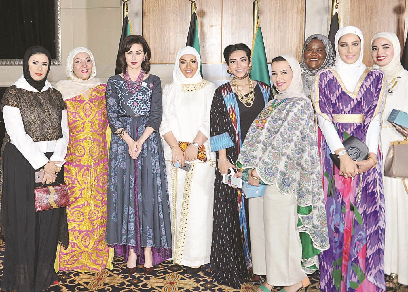 الزين الصباح متوسطة عدداً من المهنئات  (تصوير سعد هنداوي)