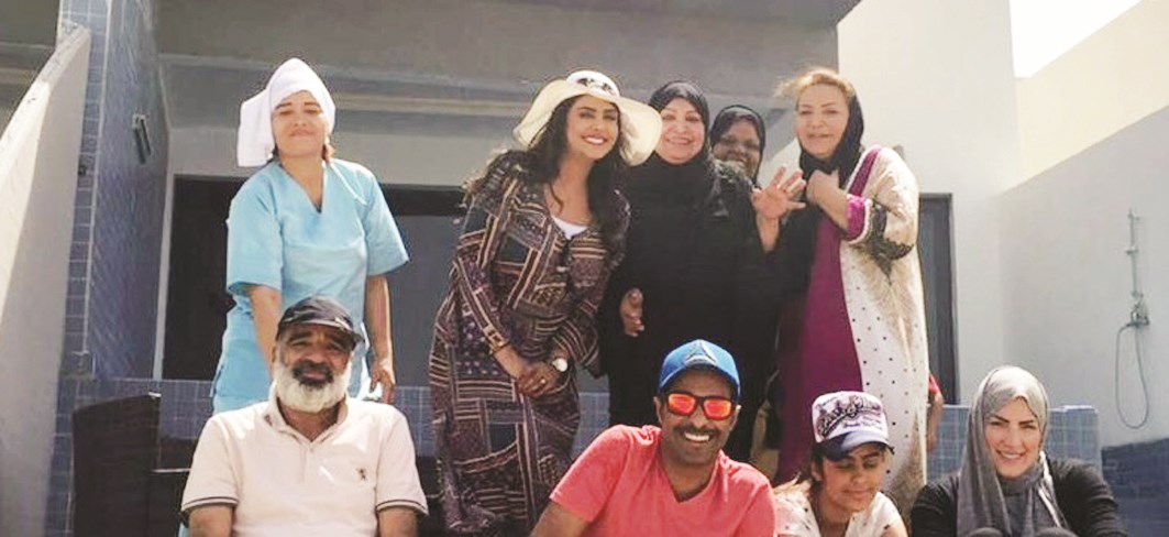 مع فريق عمل «جود» في أحد مواقع التصوير