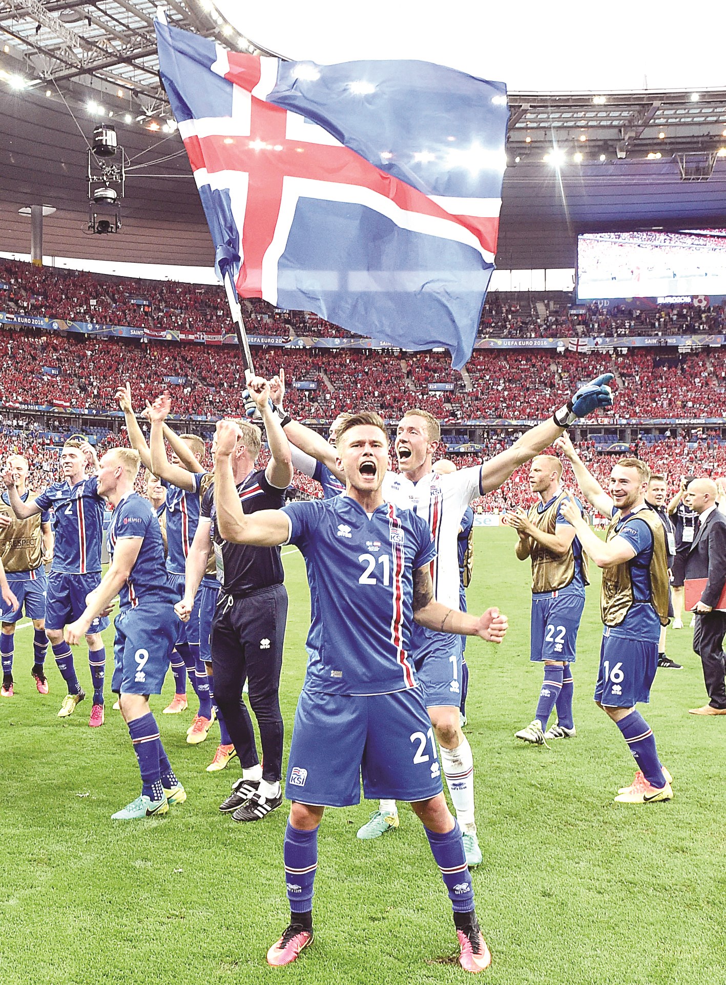 ... ولاعبو منتخب أيسلندا يحتفلون بالتأهل التاريخي إلى دور الـ 16