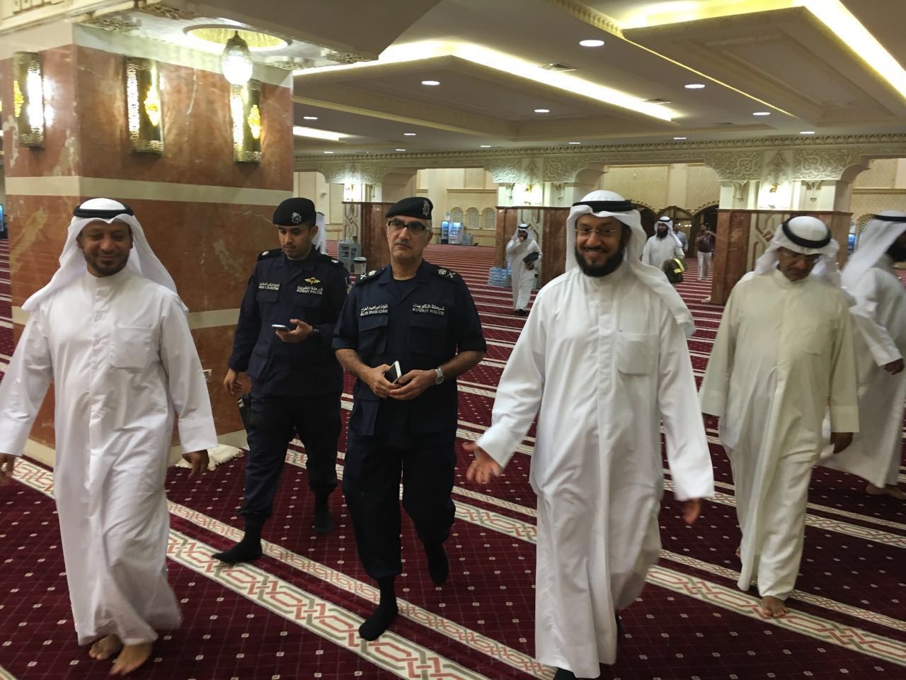 الطراح والشعيب خلال تفقدهما المسجد