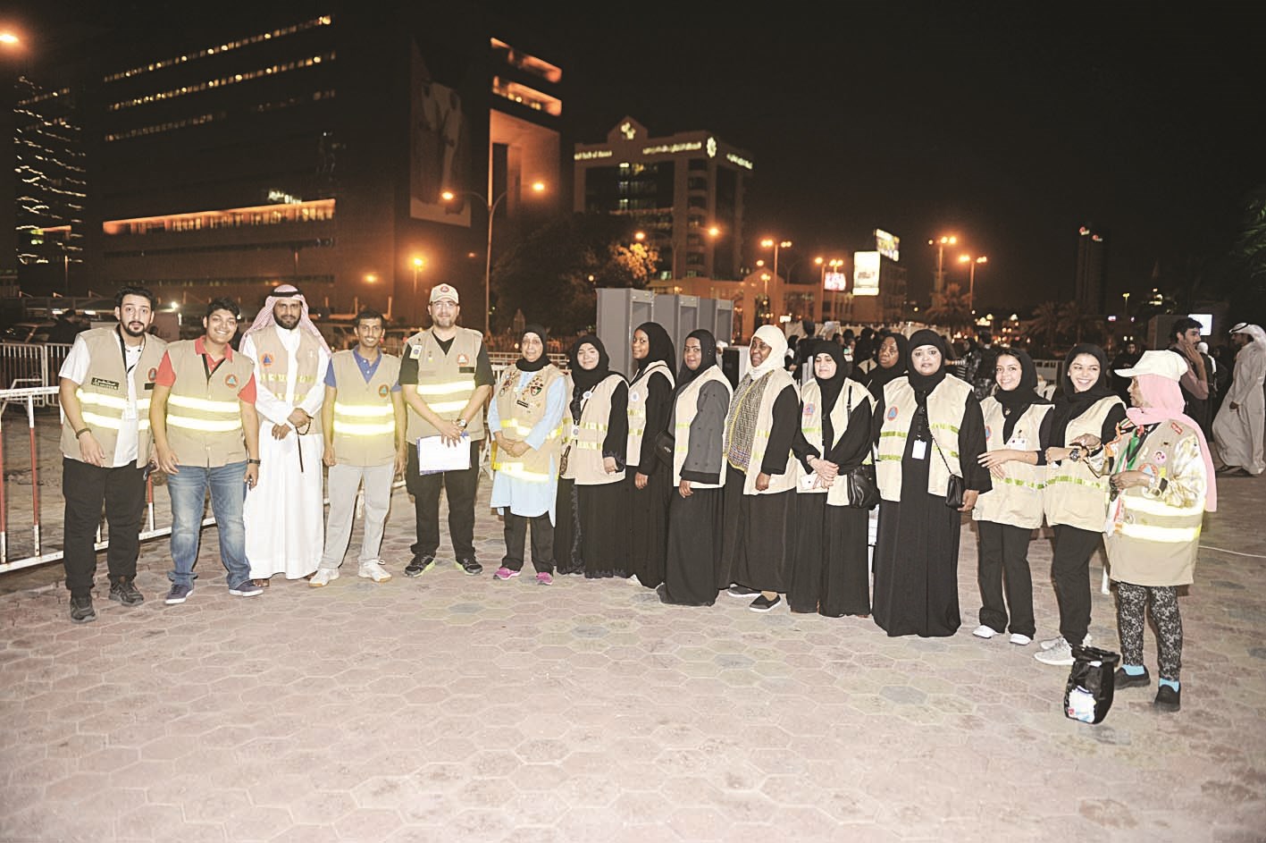 جانب من فريق العمل لاستقبال المصلين