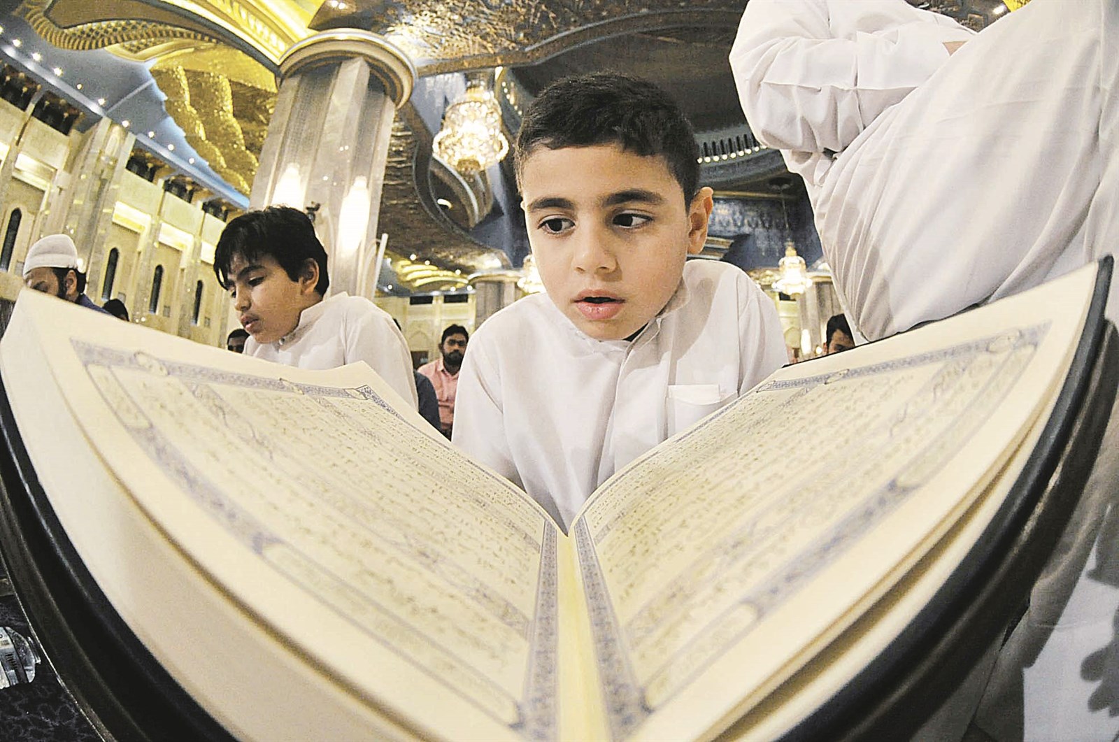 طفل يقارع الكبار في تلاوة كتاب الله