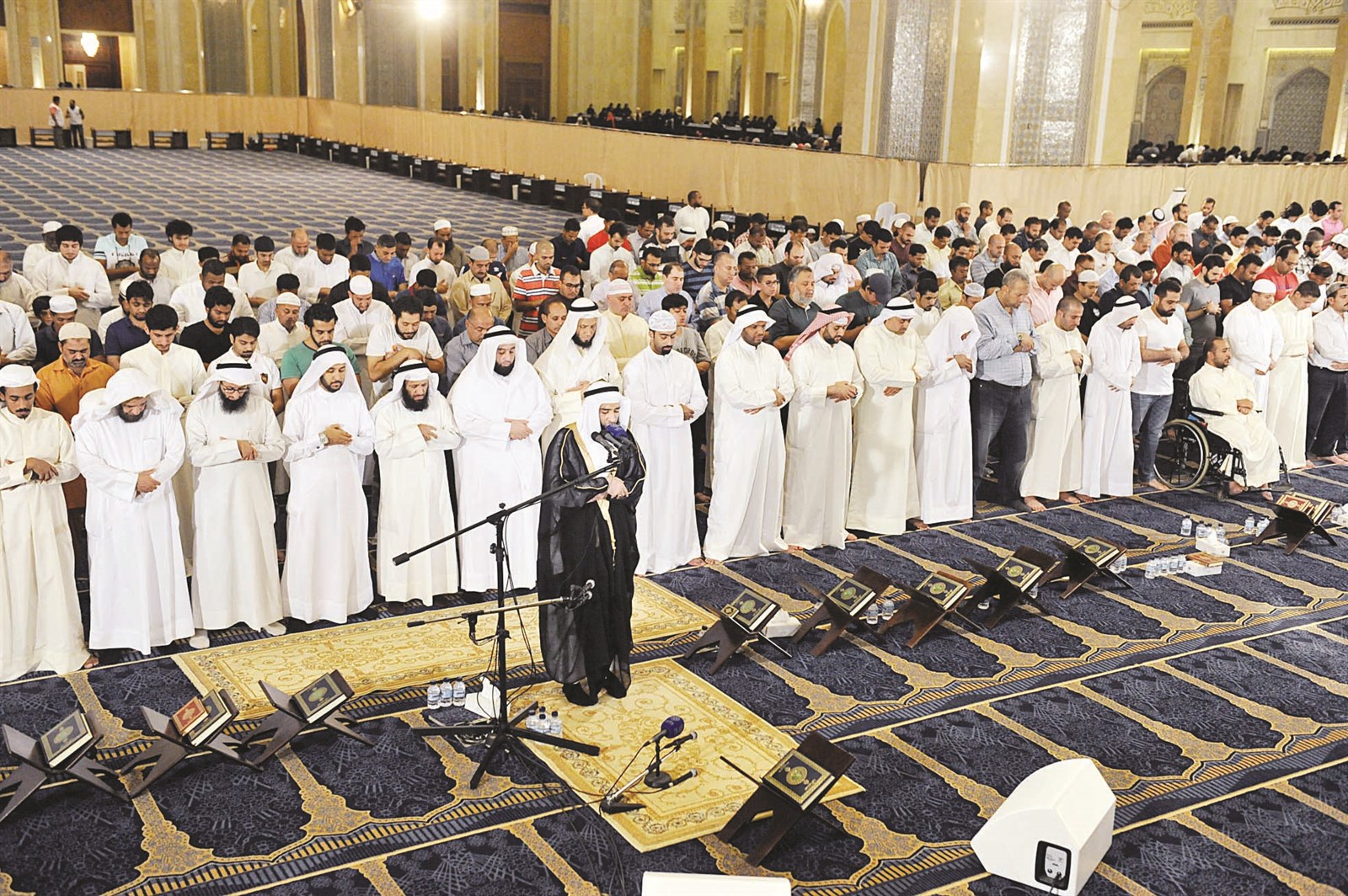 u0625u0642u0628u0627u0644 u0645u062du062fu0648u062f u0645u0646 u0627u0644u0645u0635u0644u064au0646 u0641u064a u0628u062fu0627u064au0629 u0627u0644u0635u0644u0627u0629 (u062au0635u0648u064au0631 u0646u0648u0631 u0647u0646u062fu0627u0648u064a)