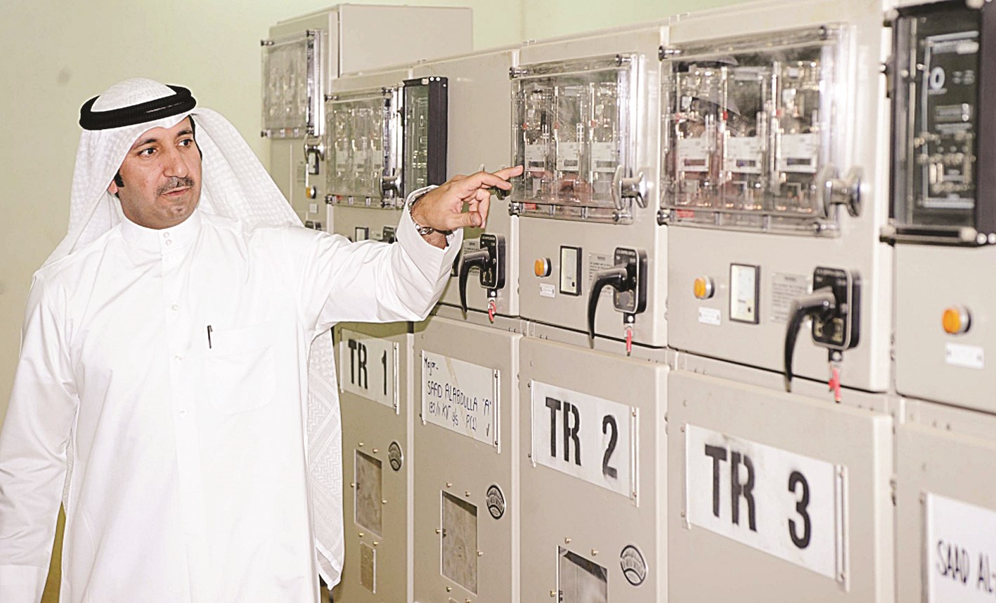 محمد العتيبي يتفحص إحدى محطات التحويل الثانوية