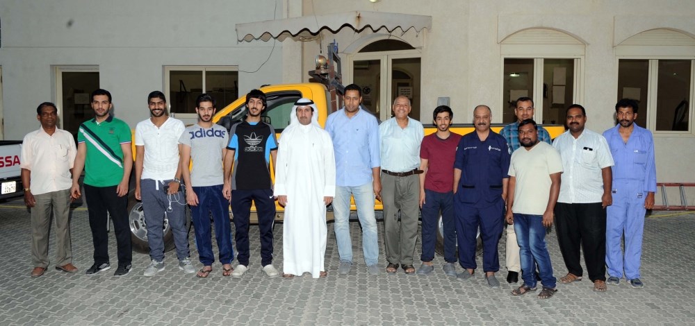 الزميل علي العلاس مع عدد من العاملين في طوارئ الجهراء