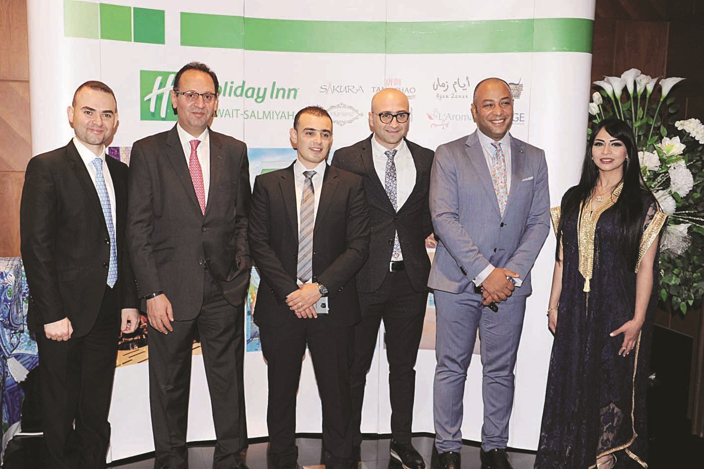 طاقم إدارة الفندق في استقبال الضيوف