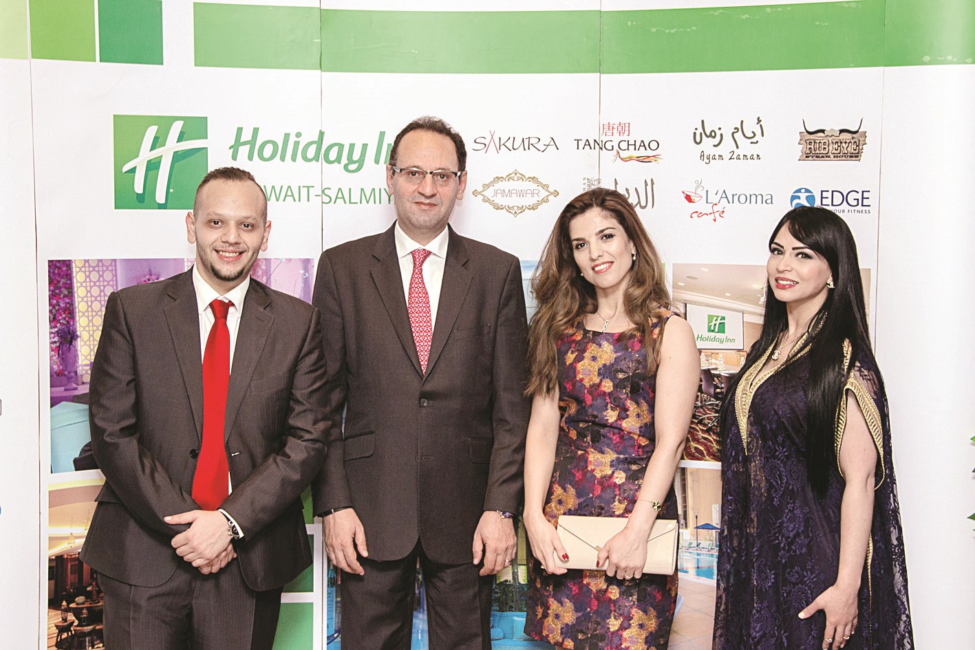 منجد صالحة وحرمه يتوسطان طاقم إدارة التسويق