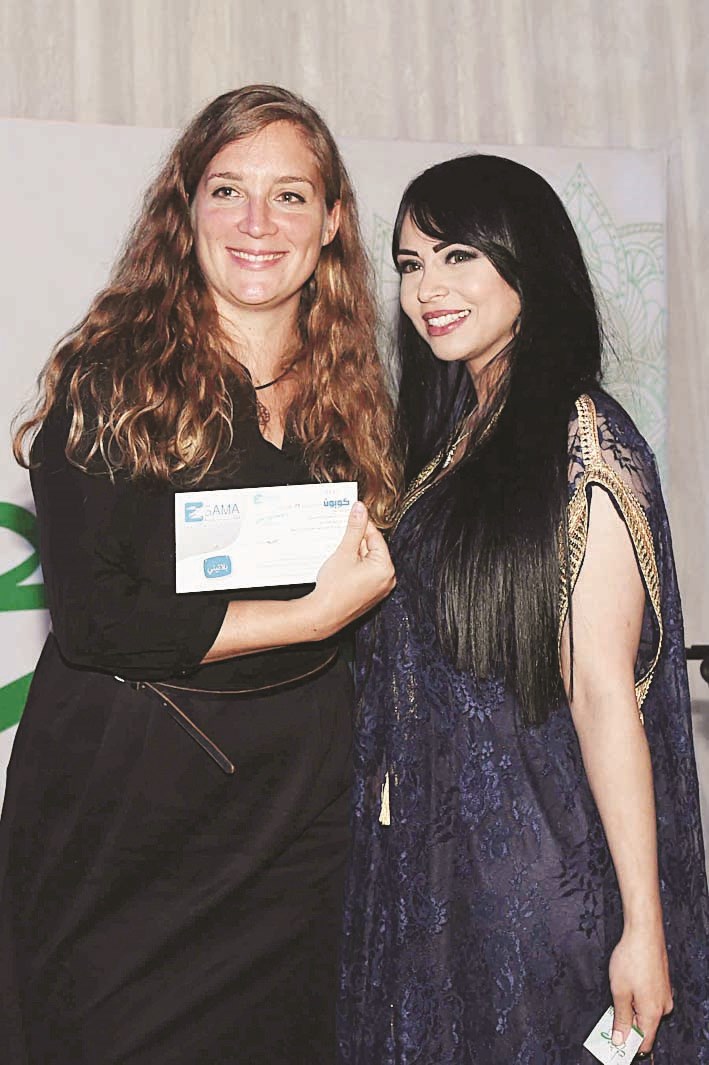 إحدى الفائزات تتسلم جائزتها