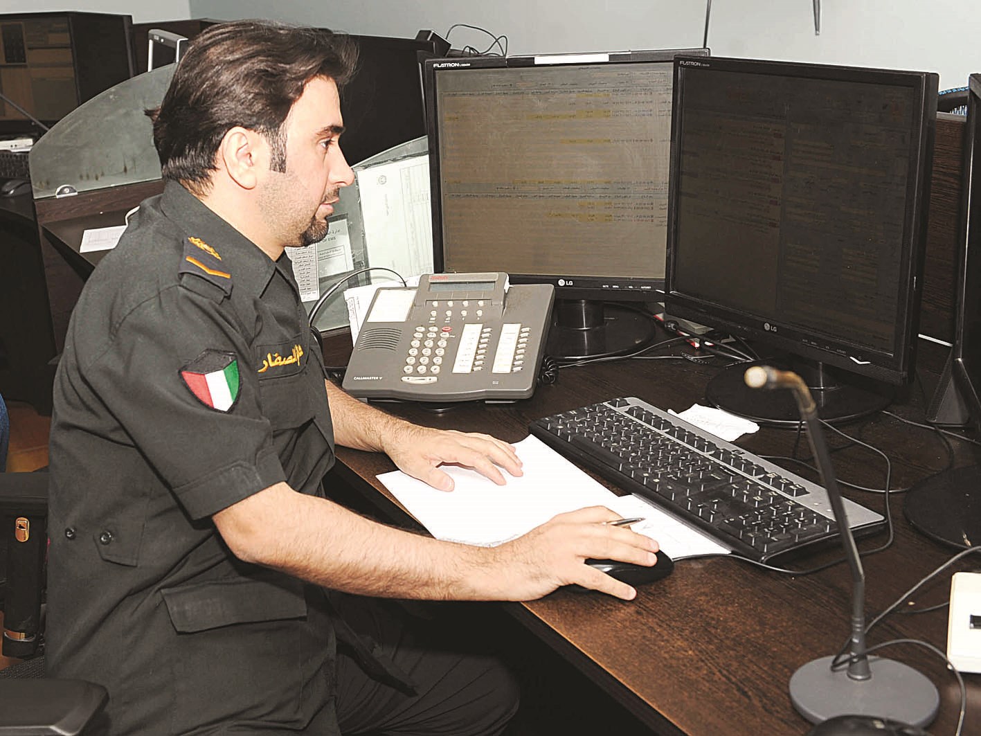 أحد رجال الطوارئ الطبية يتابع تلقي البلاغات