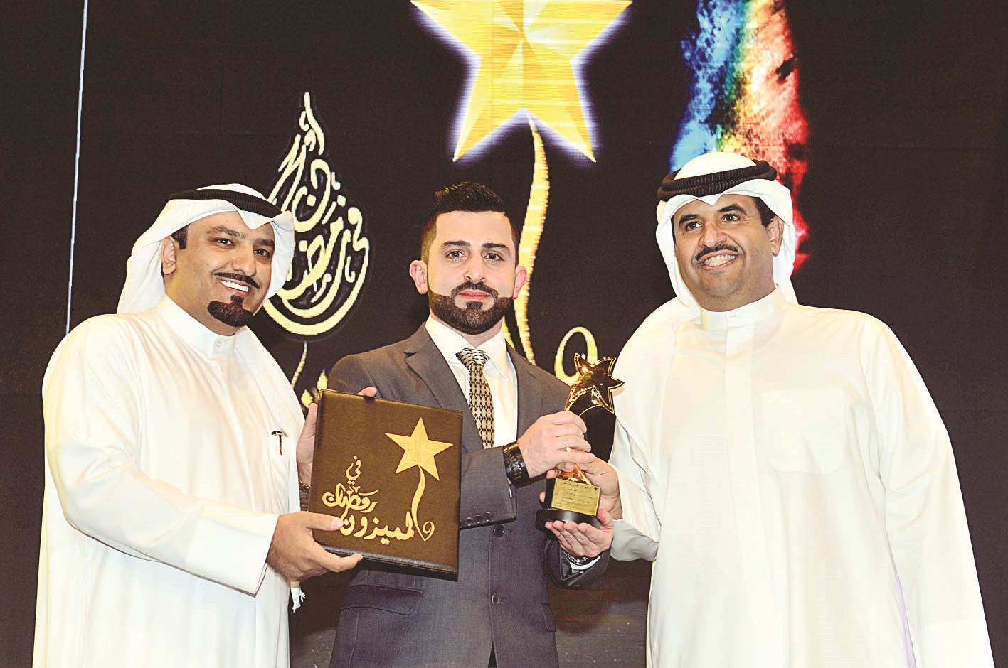 الزميل محمد الحسيني يتسلم تكريم الزميلة «الأنباء»