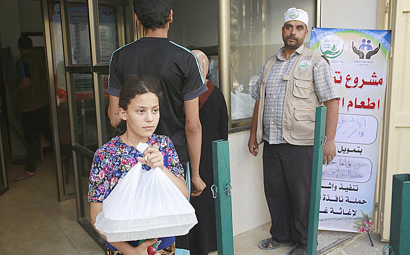 u0641u062au0627u0629 u0641u0644u0633u0637u064au0646u064au0629 u0628u0639u062f u062du0635u0648u0644u0647u0627 u0639u0644u0649 u0648u062cu0628u0629 u0625u0641u0637u0627u0631 u0645u062cu0627u0646u064au0629 u0645u0646 u0645u0637u0639u0645 u0641u064a u063au0632u0629 (u0627 u0641 u0628)