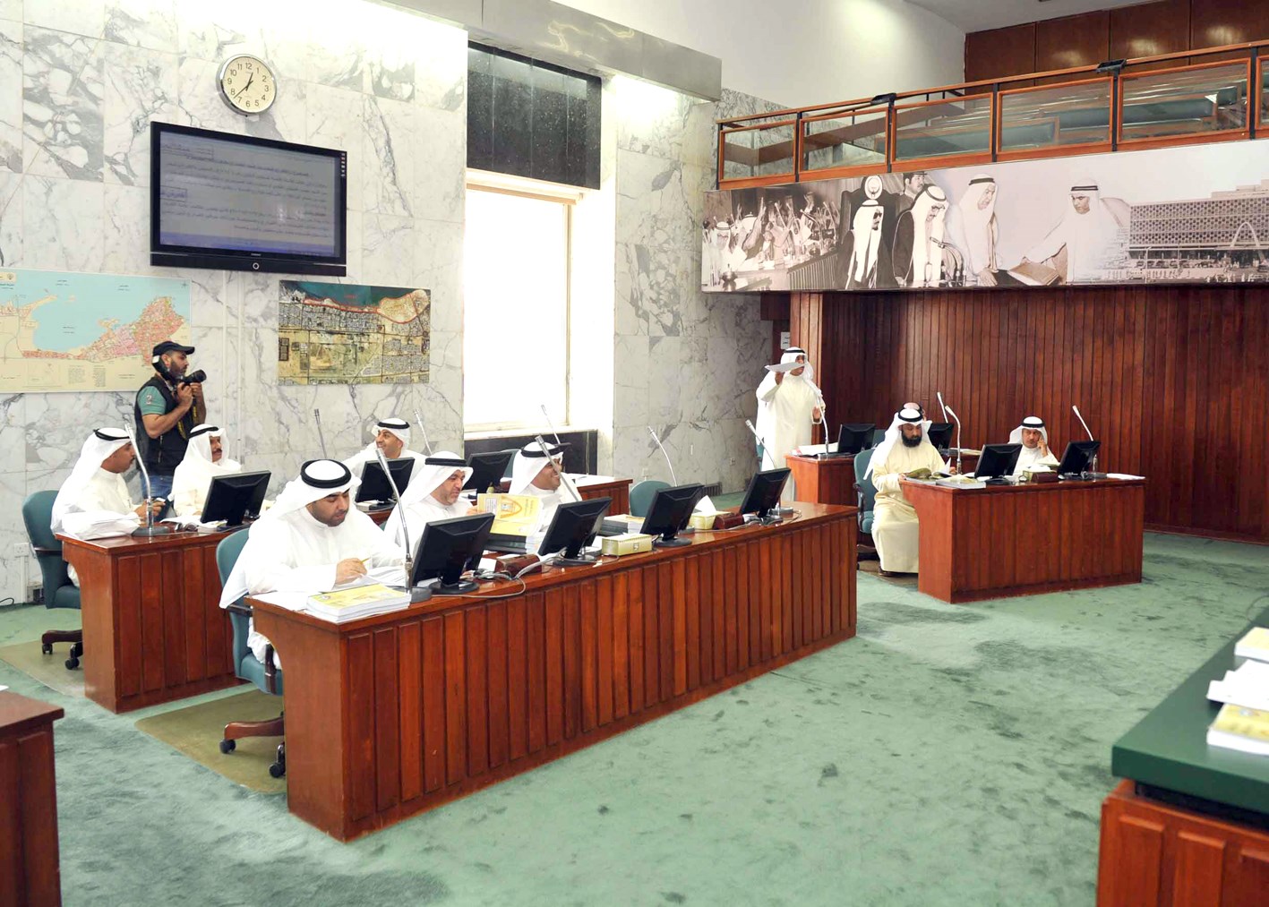 أعضاء المجلس البلدي قبل التصويت على إحدى المعاملات