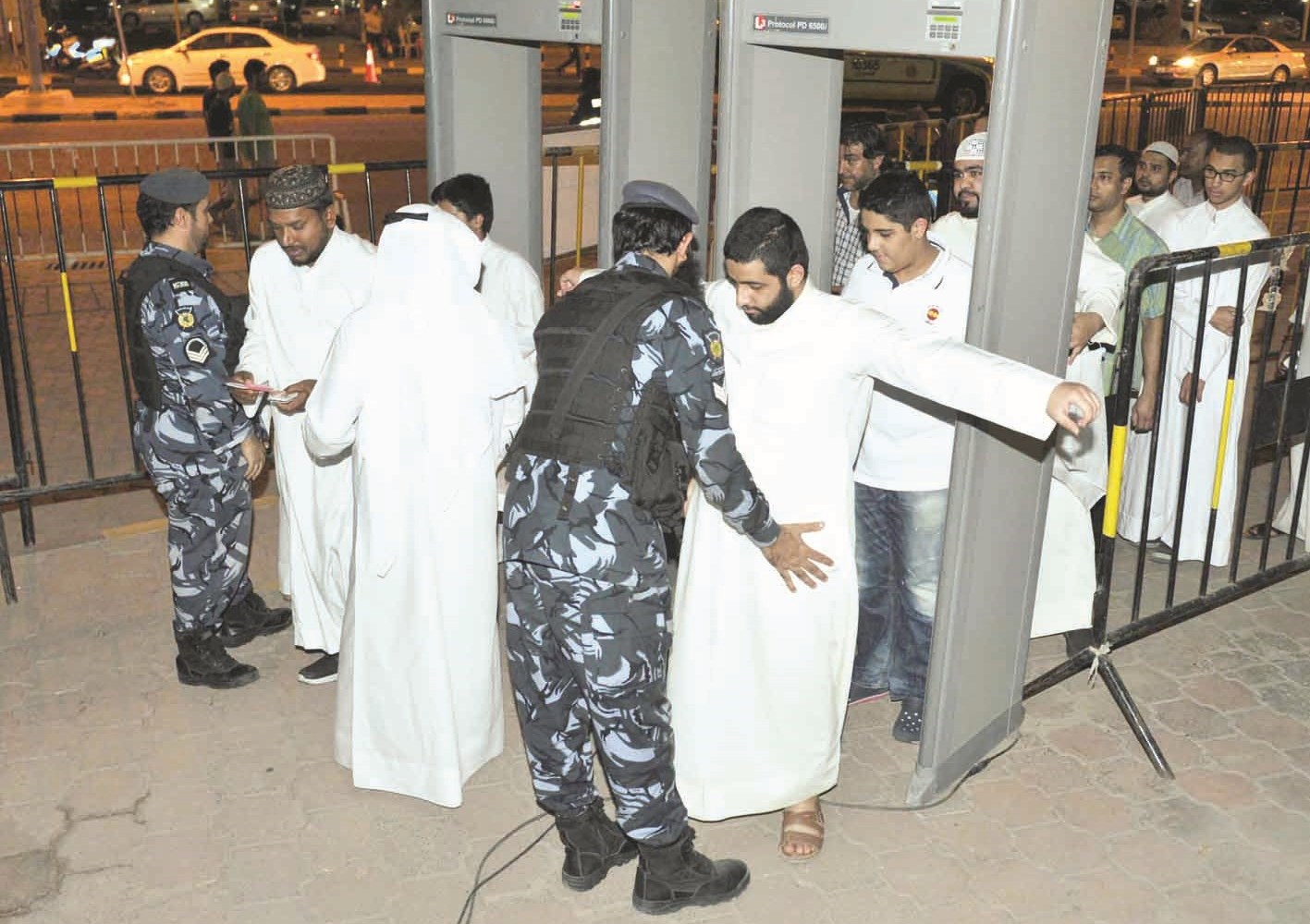 رجلا أمن يباشران عملهما في تأمين المصلين