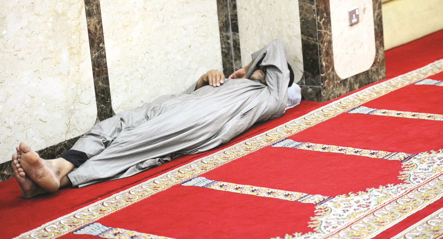 في جانب من جوانب المسجد يلقي الهموم ويستسلم للنوم