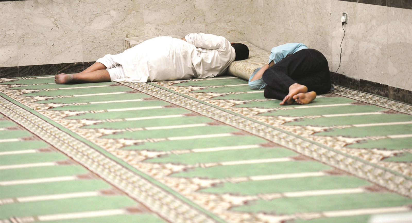 زوايا المساجد تكون عادة مكانا لنوم المتعبين